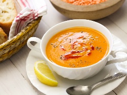 Езо гелин - турска супа от червена леща, булгур картофи и запръжка - снимка на рецептата